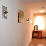 за гости тони и крис Guest house Devin