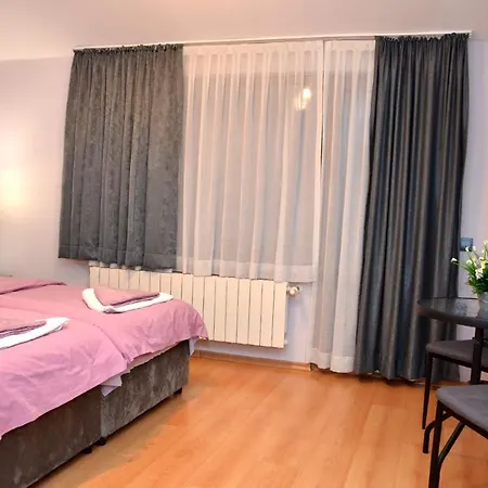 за гости тони и крис Penzion